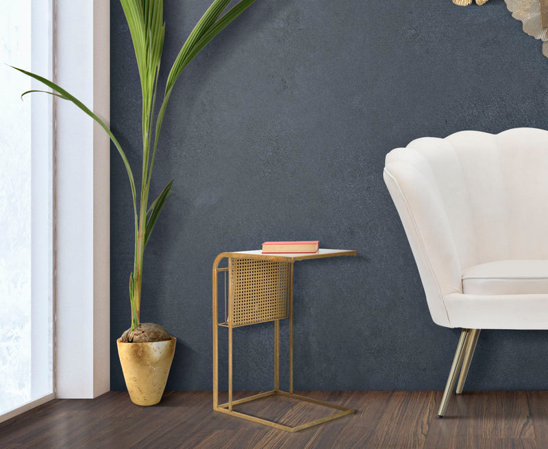 Tavolino angolare da salotto con portariviste in metallo dorato piano effetto marmo cm 46x35x65h