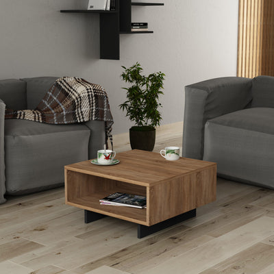 Tavolino basso da soggiorno in stile moderno in legno con ampio ripiano e vano a giorno bifacciale alto cm 18, finitura noce chiaro opaco e gambe in nero opaco. Dimensioni cm 60x60x32h