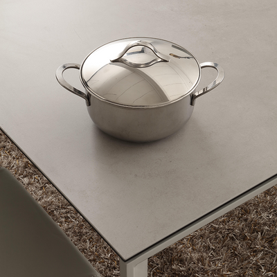 tavolo allungabile moderno con piano in vetro ceramica colorecemento 