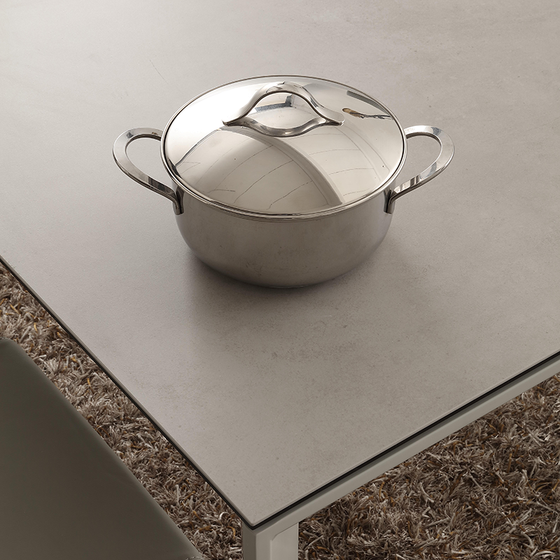 tavolo allungabile moderno con piano in vetro ceramica colorecemento 