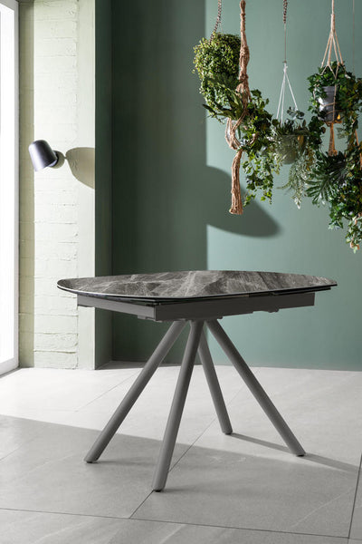Tavolo moderno allungabile gambe in metallo piano in ceramica e vetro effetto marmo cm 120/180x90x76h