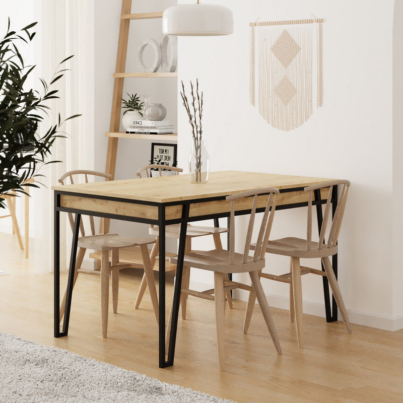 Tavolo moderno allungabile dal centro con allunghe contenute nel tavolo con apertura a libro; ripiani in legno color pino atlantico chiaro opaco e gambe in metallo nero opaco. Dimensioni cm 130/170x80x76h. Disponibile anche in antracite opaco e nero opaco