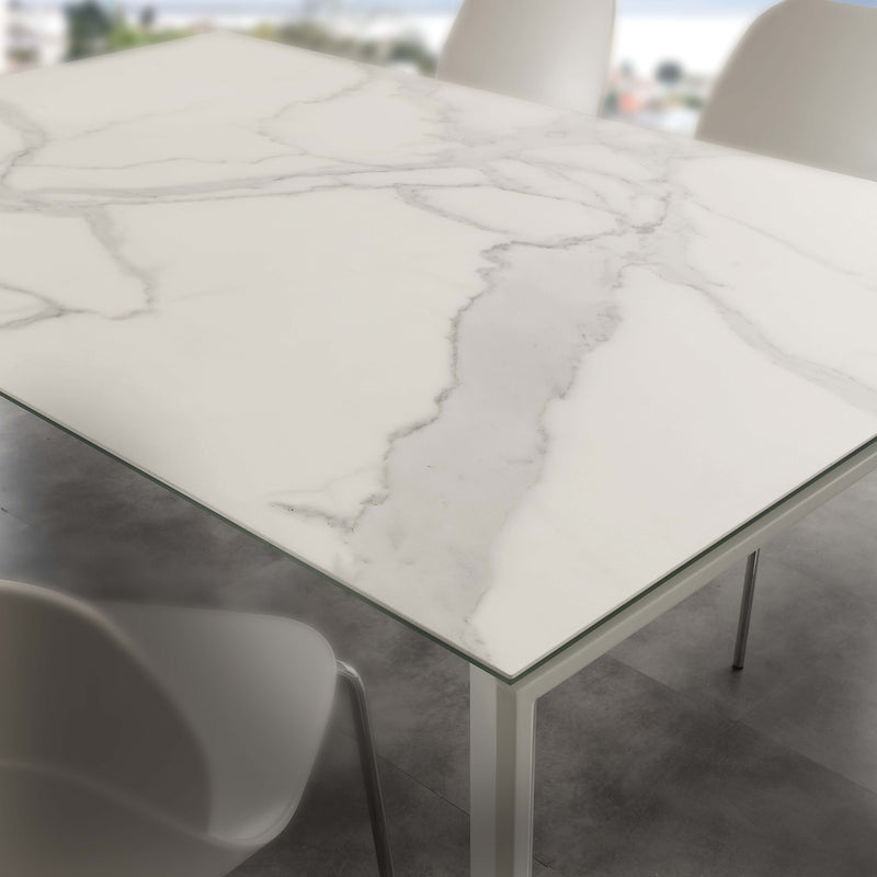 tavolo moderno design con piano in vetro ceramica colore marmo bianco