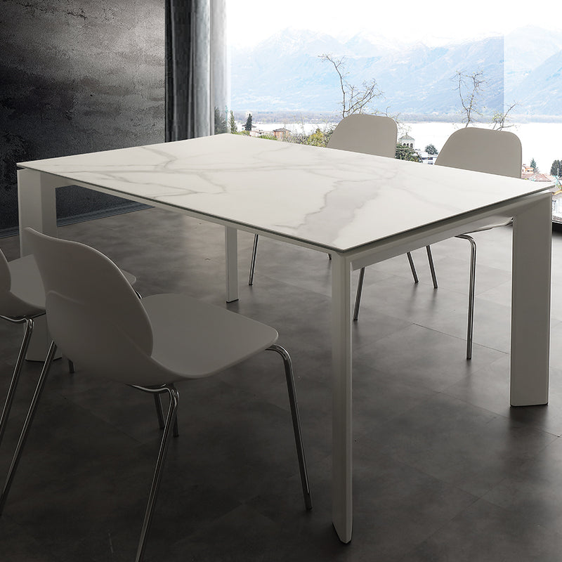 tavolo moderno design con piano in vetro ceramica colore marmo bianco