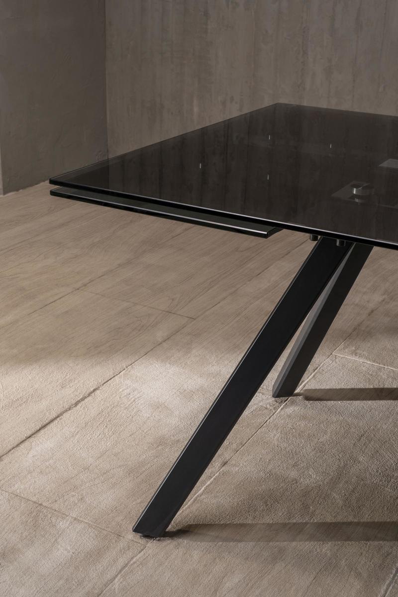 Tavolo design allungabile piano in vetro fumè gambe in metallo nero cm 160/240x90x76h