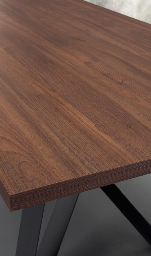 tavolo base-metallo-grigio-ardesia-RAL-7015-piano-laminato-noce-canaletto