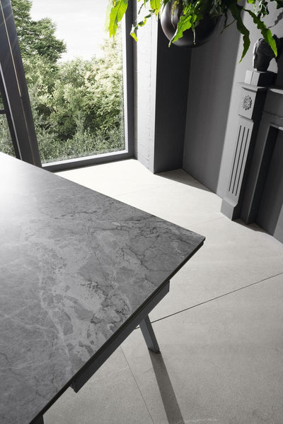 Tavolo da pranzo allungabile piano effetto marmo colore grigio gambe in metallo cm 140/200x80x76h