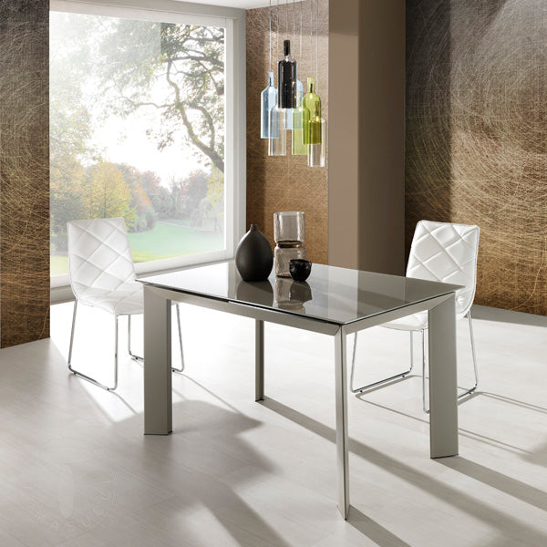 Tavolo da soggiorno moderno allungabile in metallo e vetro tortora