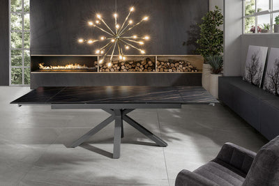 tavolo moderno allungabile gambe in metallo nero piano in ceramica