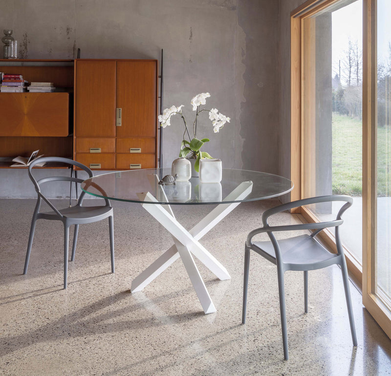 tavolo tondo gambe incrociate in massello bianco piano in vetro trasparente