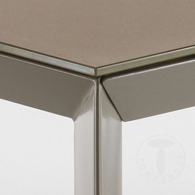 Tavolo moderno allungabile tortora con gambe in metallo e piano in vetro verniciato