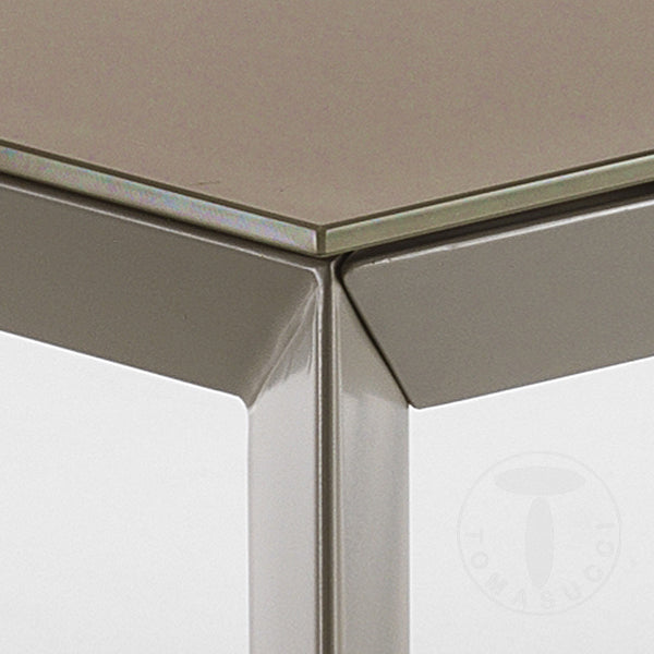 Tavolo moderno allungabile tortora con gambe in metallo e piano in vetro verniciato