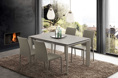 tavolo allungabile moderno con piano in vetro ceramica colorecemento 