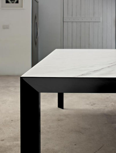 tavolo piano in supermarmo struttura M327 nero profondo piano CM001A SuperMarmo bianco statuario