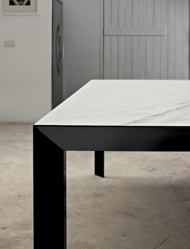 tavolo piano in supermarmo struttura M327 nero profondo piano CM001A SuperMarmo bianco statuario