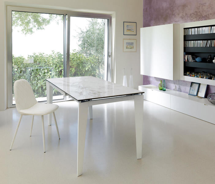 Tavolo moderno allungabile con piano in vetro e ceramica effetto marmo cm 120/170x80x76h