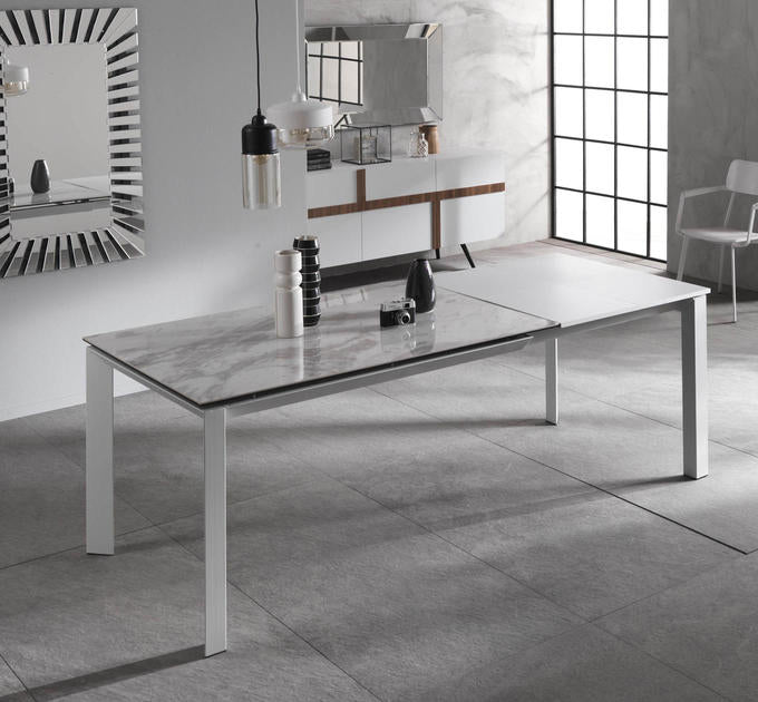 Account - Tavolo allungabile in metallo piano in ceramica effetto marmo cm 90x140/220x75h