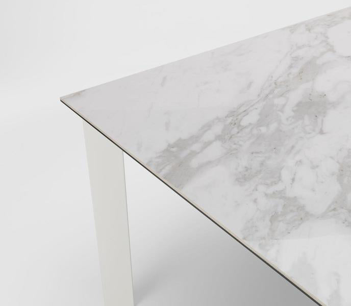 Account - Tavolo allungabile in metallo piano in ceramica effetto marmo cm 90x140/220x75h