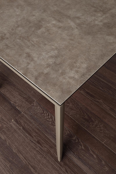 Tavolo allungabile con piano in vetro ceramica colore fango