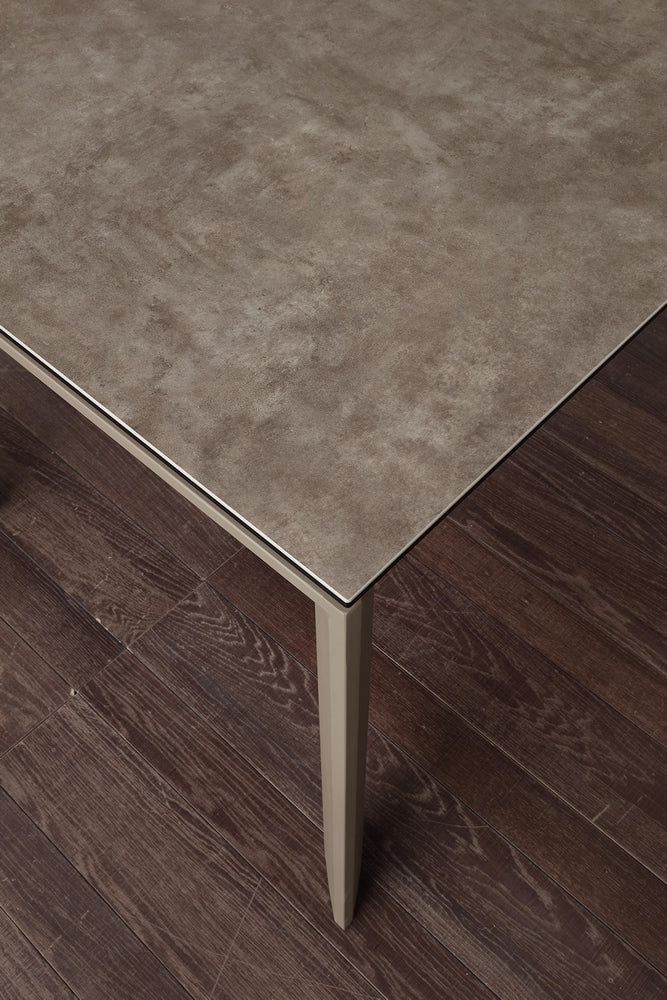 Tavolo allungabile con piano in vetro ceramica colore fango