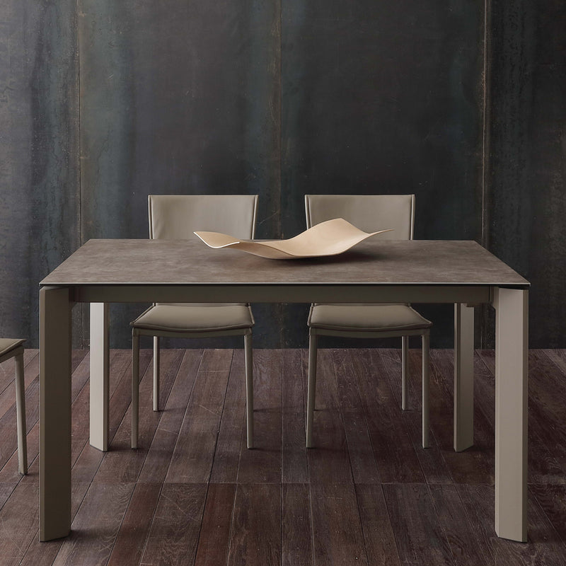 Tavolo allungabile con piano in vetro ceramica colore fango
