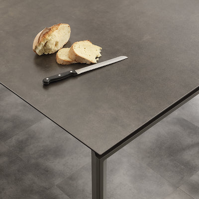 tavolo design allungabile moderno con piano in vetro ceramica colore fango