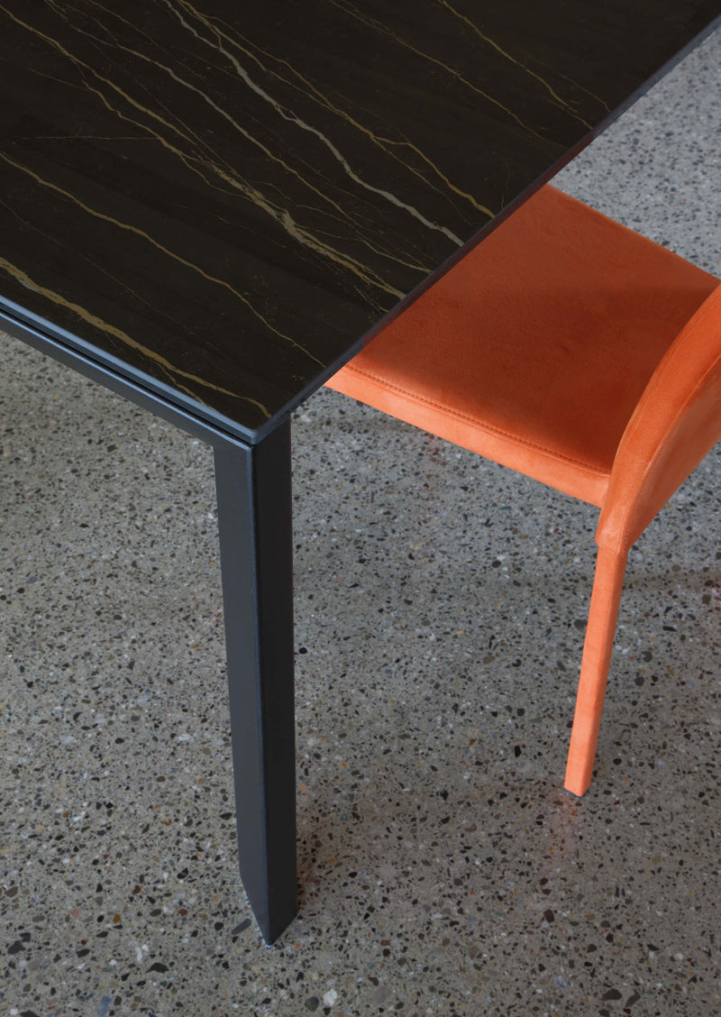 tavolo allungabile moderno piano in ceramica finitura marmo nero