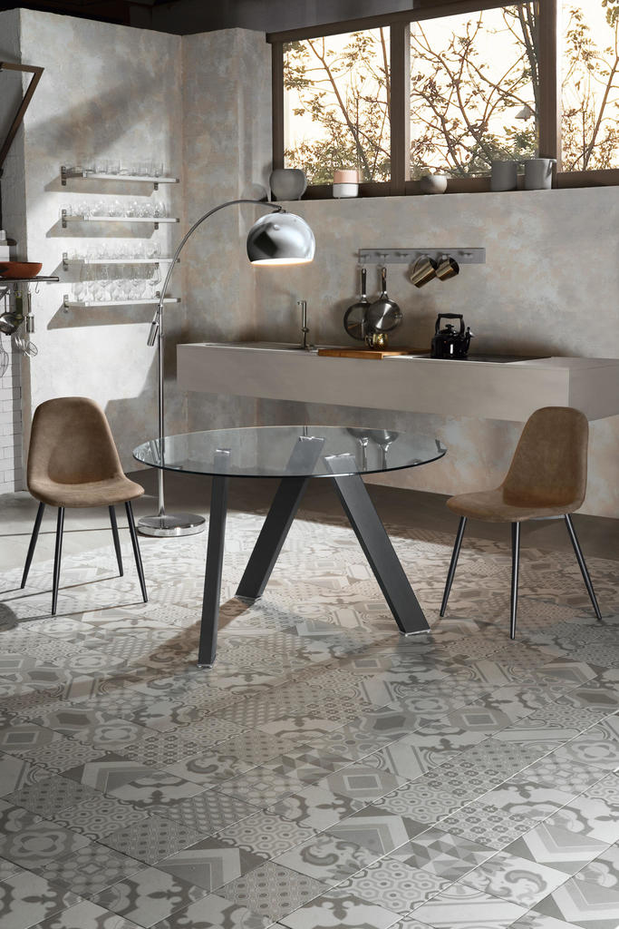 tavolo tondo design piano in vetro gambe in metallo grigio